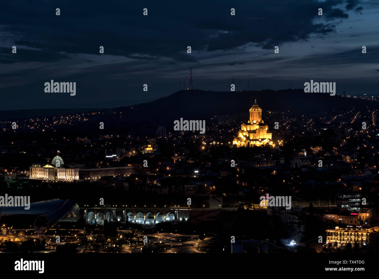 La Georgia, Tbilisi, cityscape con la Santa Trinità di notte Foto Stock