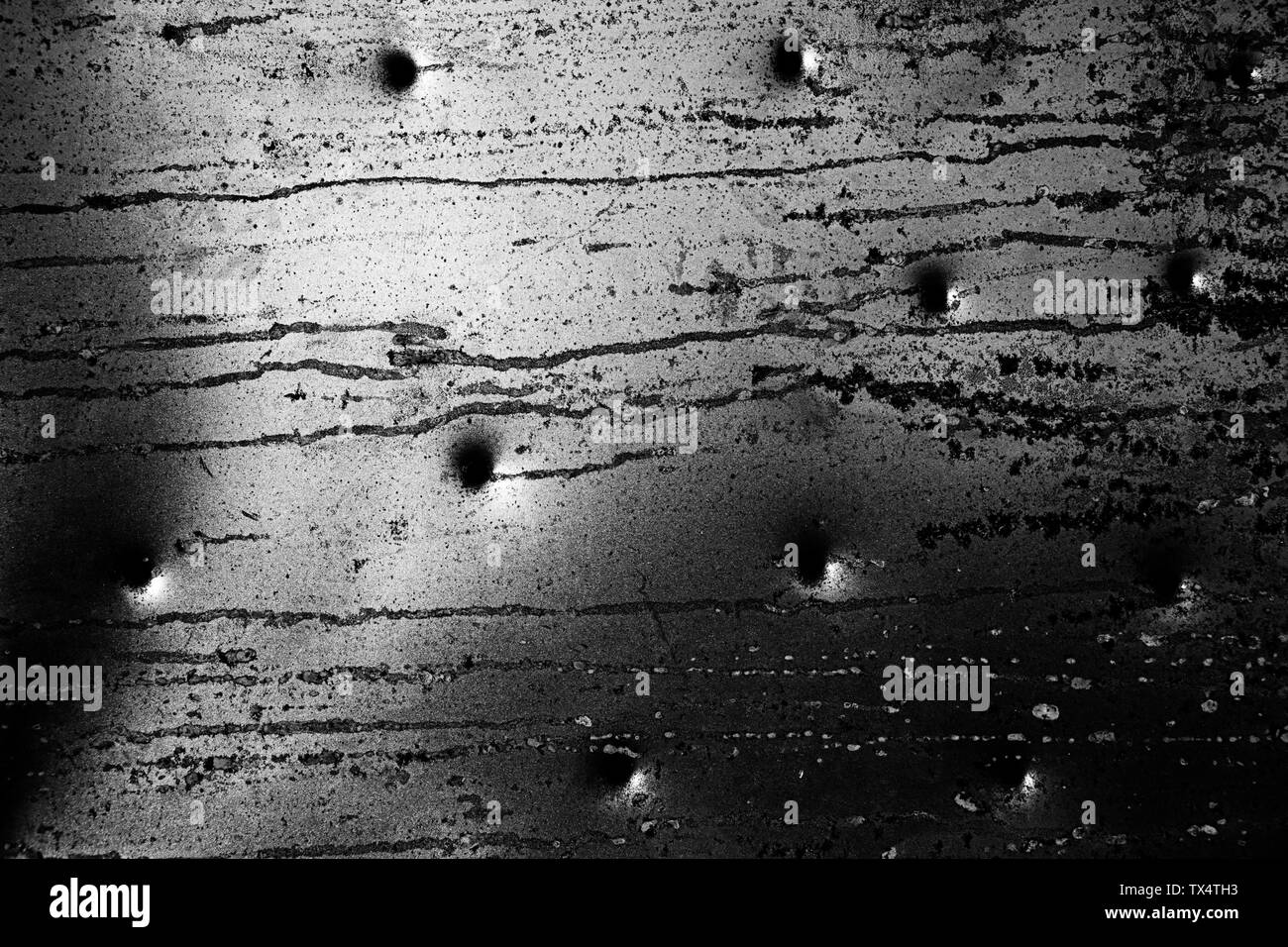 Rusty abstract in metallo con sfondo appare come fori di proiettile Foto Stock