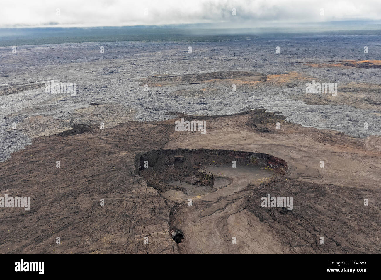 Stati Uniti d'America, Hawaii, Big Island, vista aerea di raffreddato in campi di lava e cratere Foto Stock