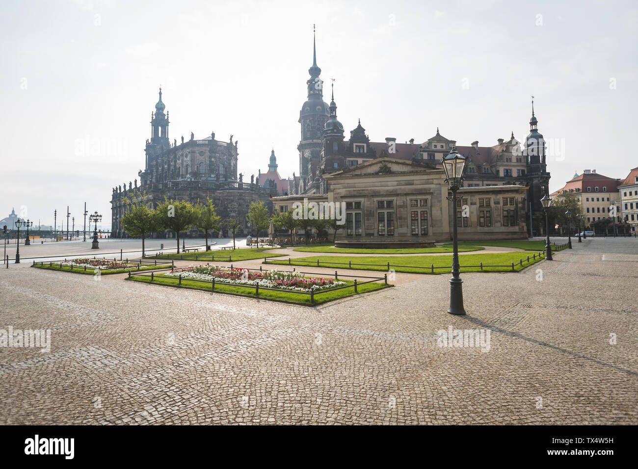 In Germania, in Sassonia, Dresda, la Piazza del Teatro, Castello di Dresda, Cattedrale di Dresda contro il sole di mattina Foto Stock