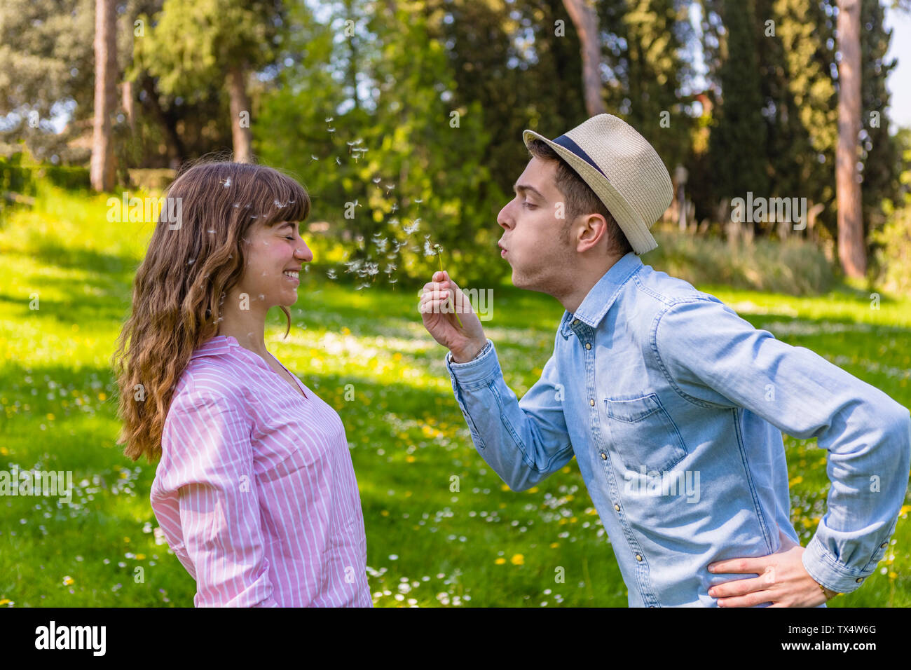 Coppia romantica al divertimento in un parco, Toscana, Italia Foto Stock