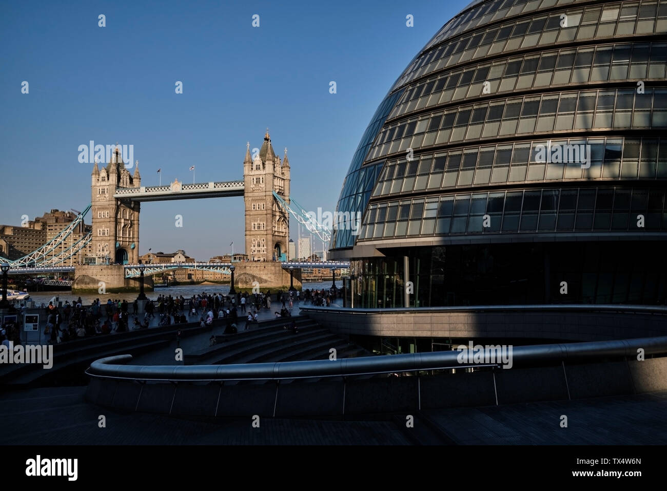 UK, Londra, il fiume Tamigi, il Municipio e il Tower Bridge Foto Stock