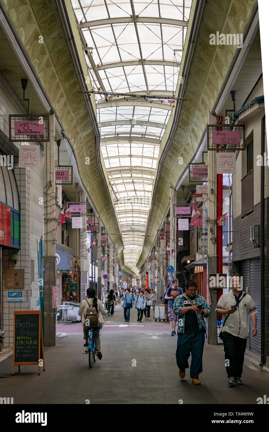 Passanti in galleria per lo shopping lungo sanjo dori Foto Stock