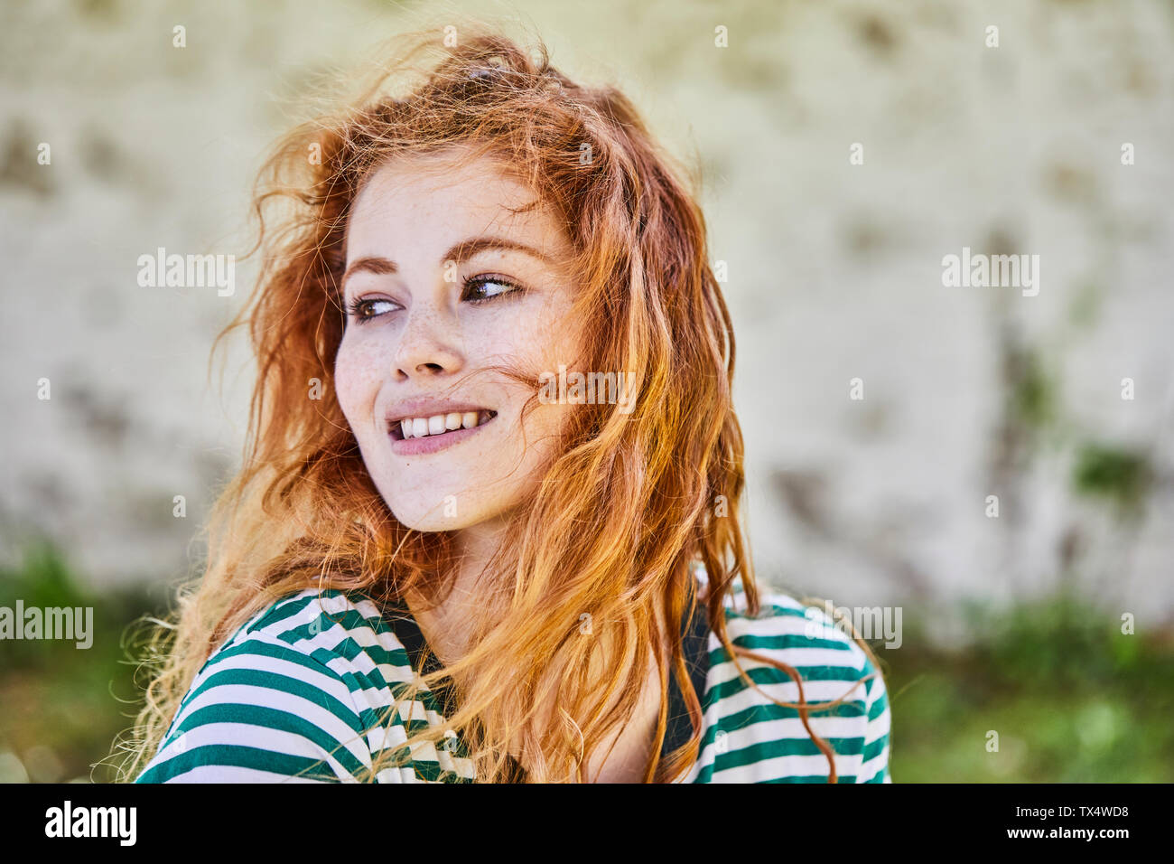 Ritratto di redheaded giovane donna con lentiggini Foto Stock