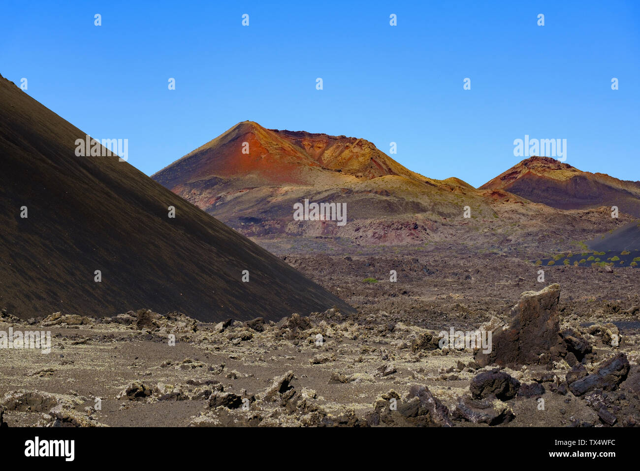 Spagna Isole Canarie Lanzarote, Los Volcanes Natura Park, Montana del Senalo, sinistra montana del cuervo Foto Stock