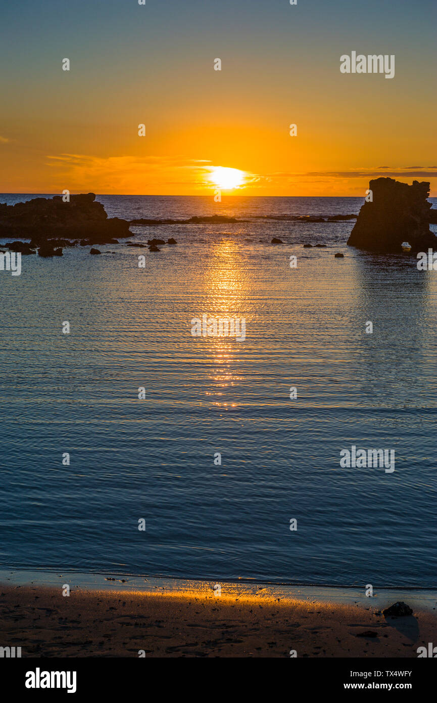 Stati Uniti d'America, Hawaii, Big Island, il tramonto sulla spiaggia di Kikaua Point Park Foto Stock