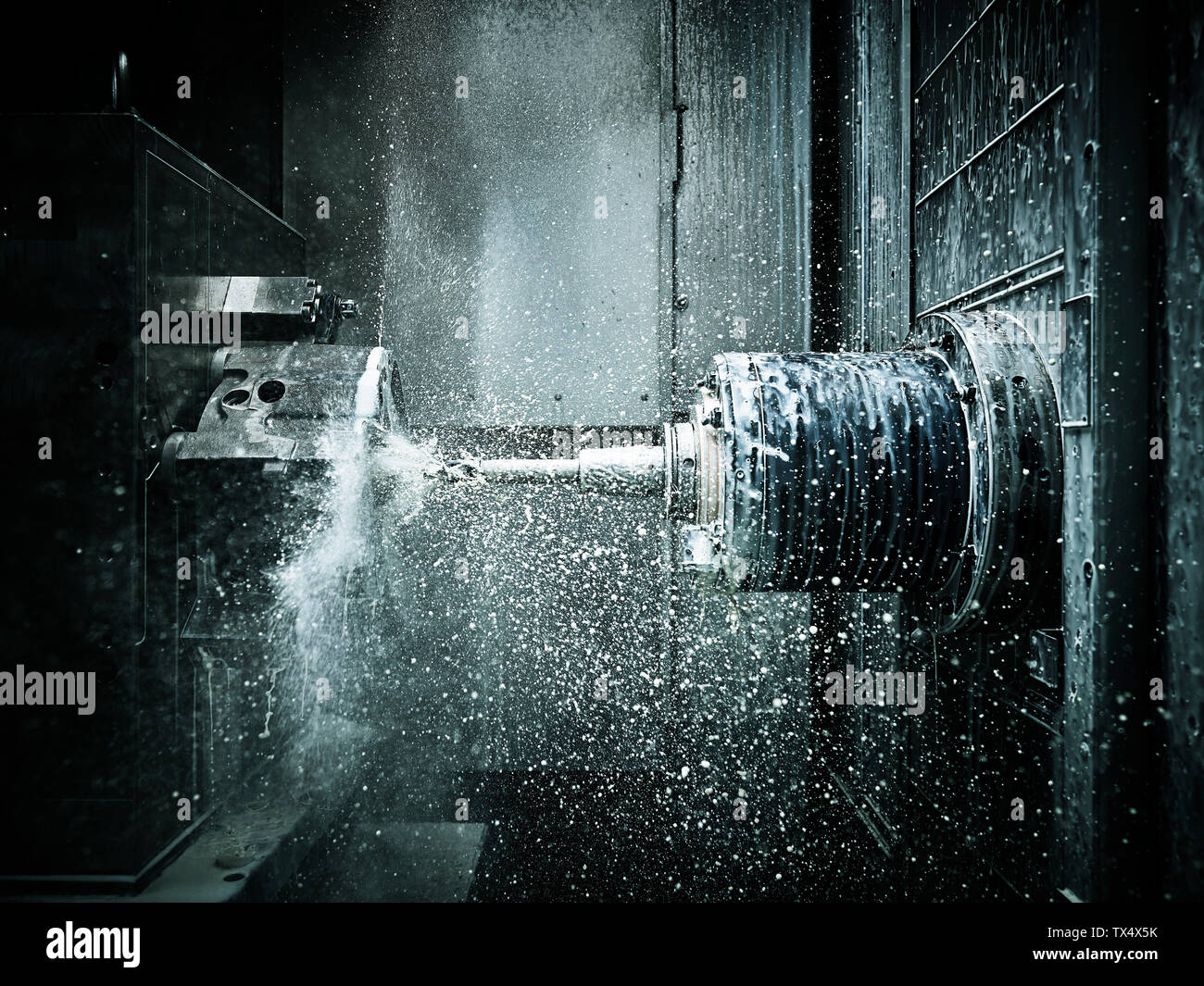 Macchina CNC perforazione con il liquido di raffreddamento Foto Stock