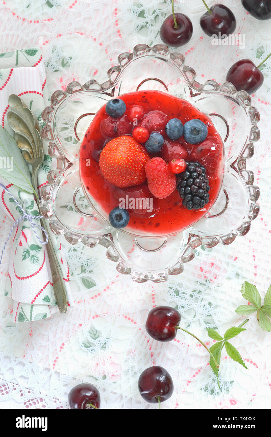 Le gelatine di frutti rossi con tutta la frutta nel recipiente di vetro Foto Stock