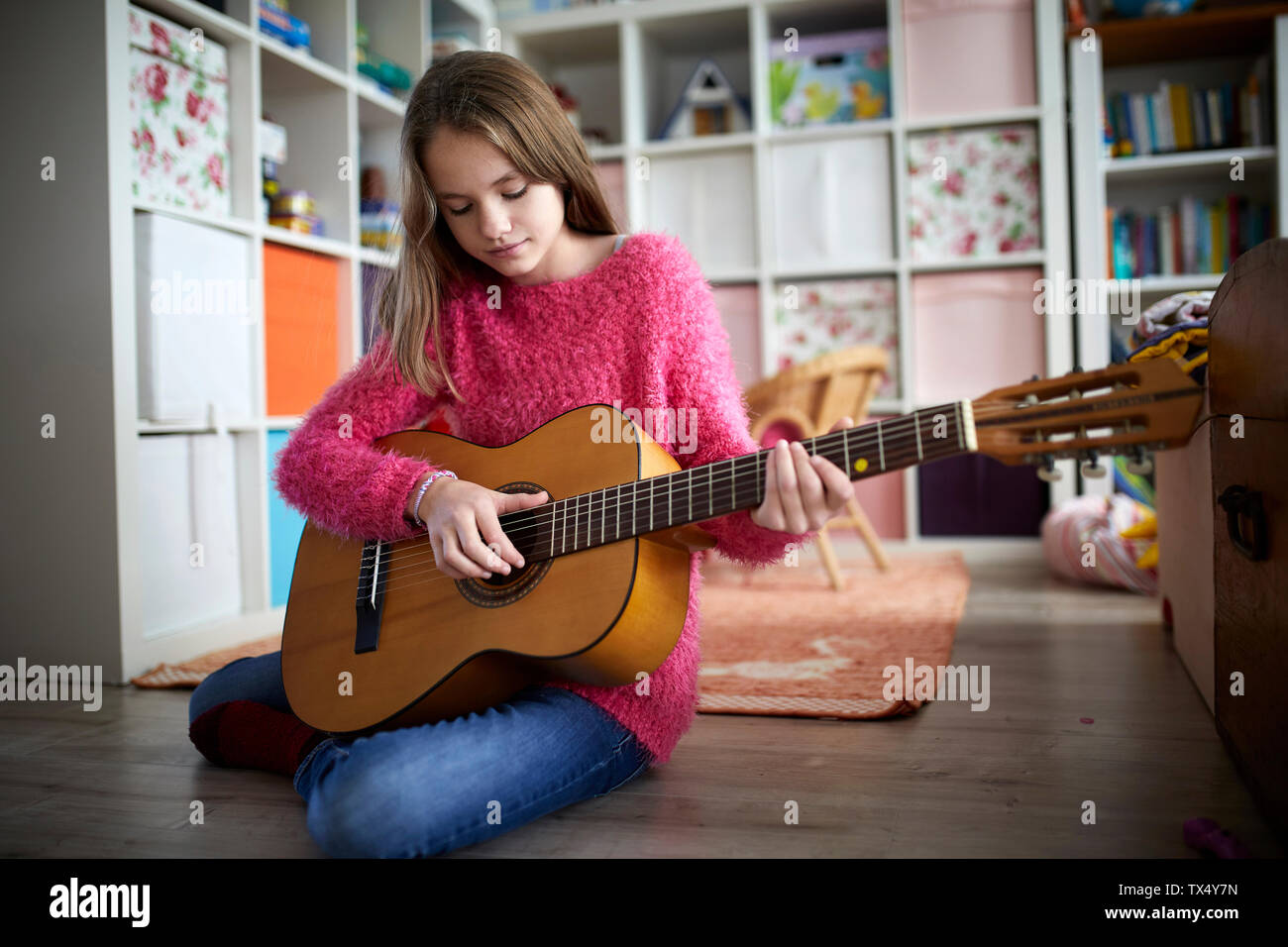 Ragazza che esercitano sulla sua chitarra Foto Stock