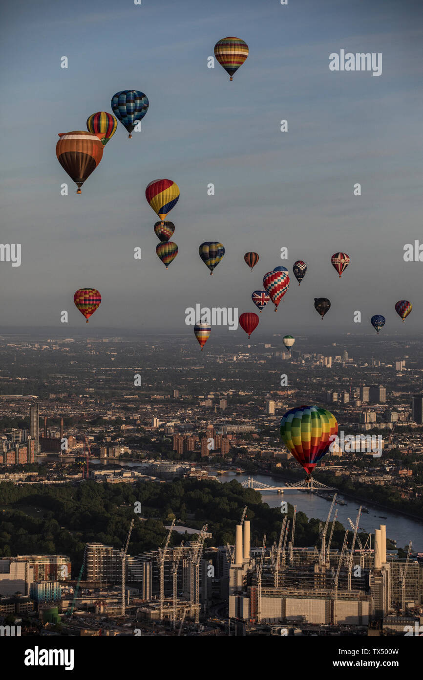 Signore Sindaco di Mongolfiera Regatta 2019 attraverso la skyline di Londra, England, Regno Unito Foto Stock