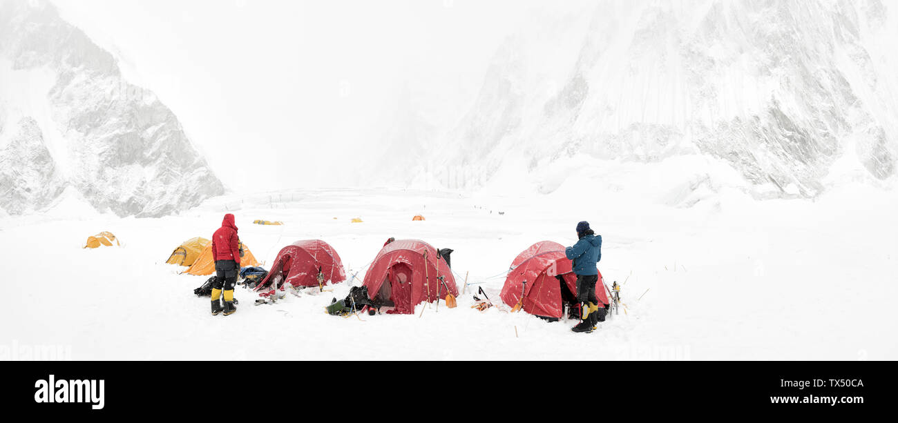 Il Nepal, Solo Khumbu, Everest, gli alpinisti al campo 1 Foto Stock