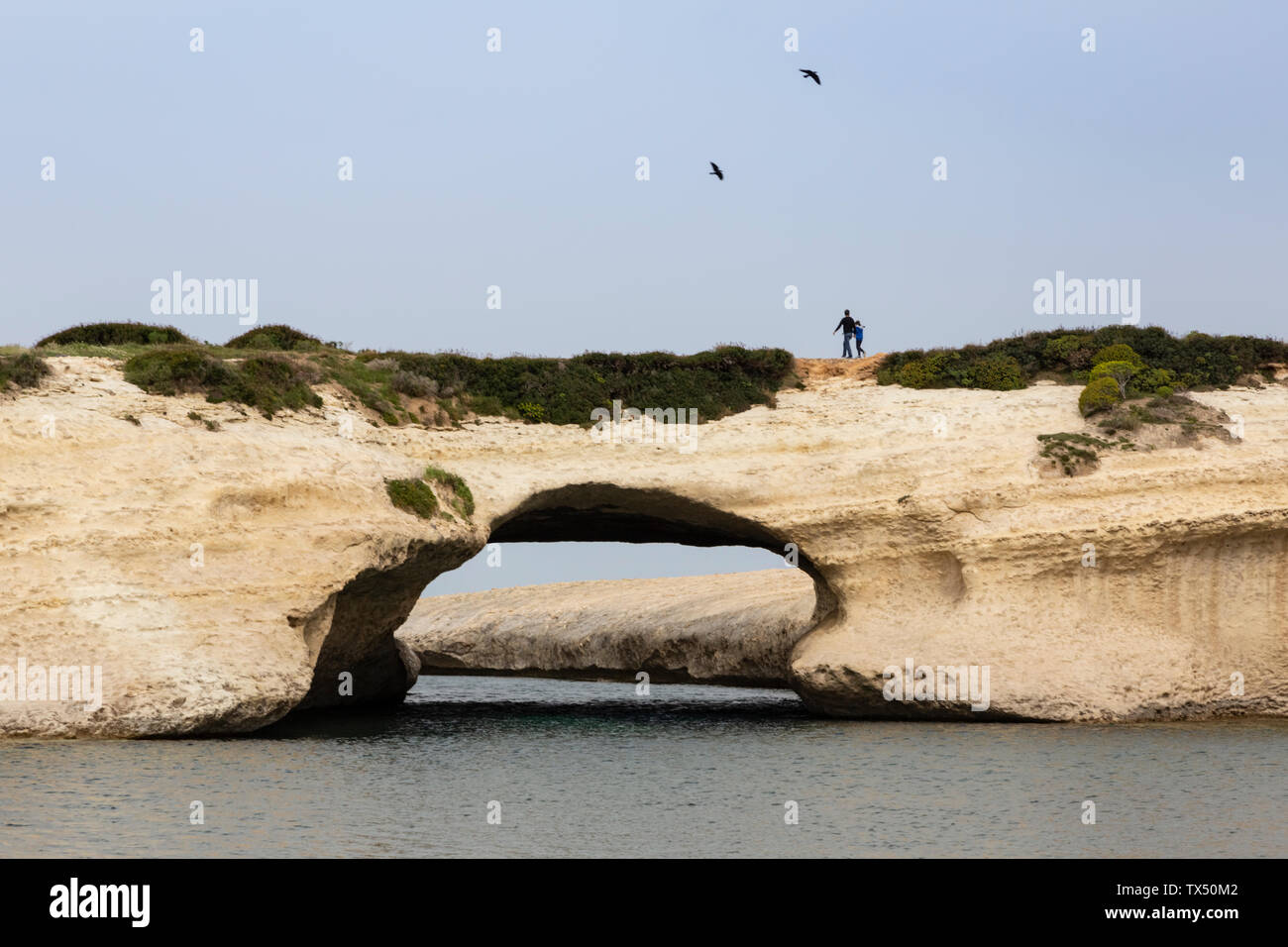 L'Italia, Sardegna, S'Archittu, arco di roccia presso la costa Foto Stock