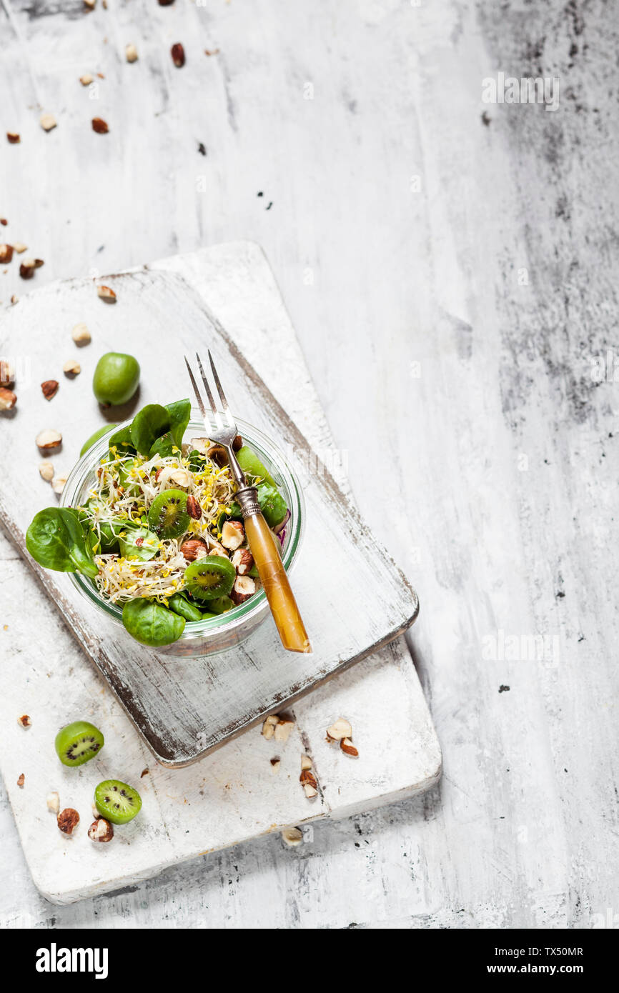 La quinoa con insalata di agnello, lattuga, cavolo, mini kiwi e nocciole Foto Stock