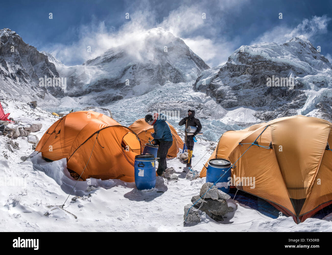 Il Nepal, Solo Khumbu, Campo Base Everest, due alpinisti preparazione tende Foto Stock