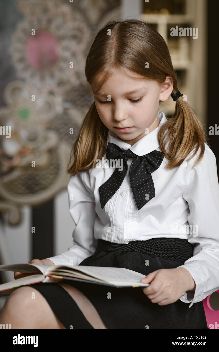 Ritratto di una ragazza la lettura di un libro Foto Stock