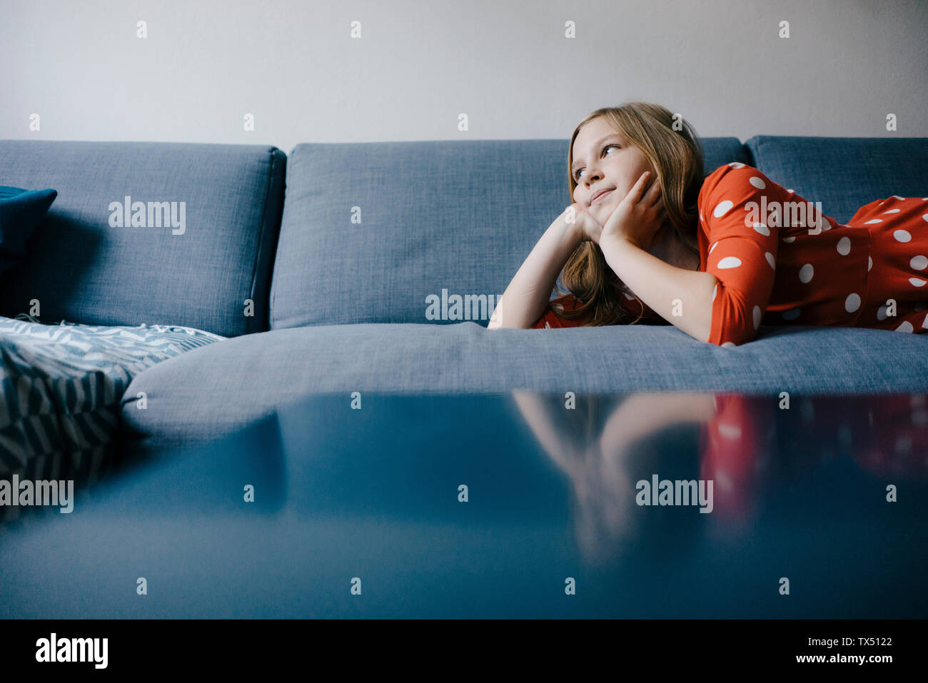 Ragazza distesa sul lettino a casa Foto Stock