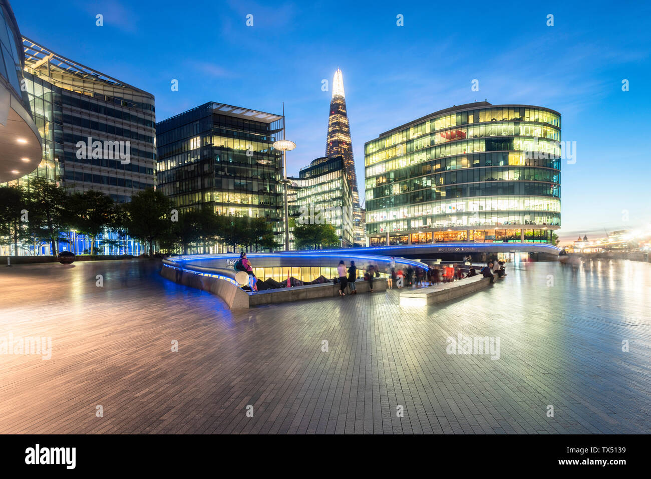 UK, Londra, moderni edifici per uffici a crepuscolo Foto Stock