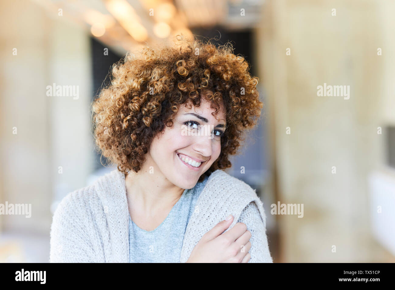 Ritratto di donna sorridente con capelli ricci Foto Stock