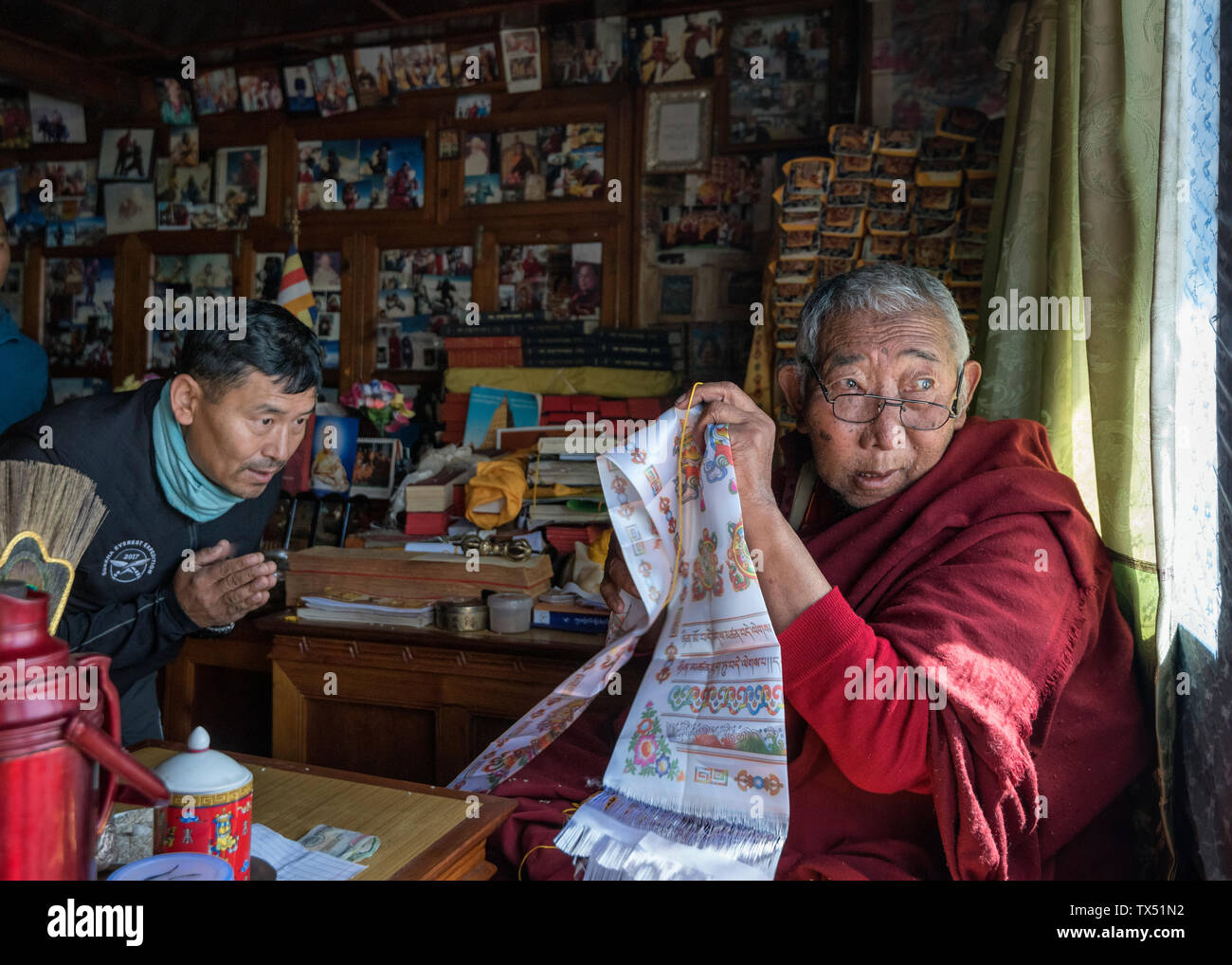 Il Nepal, Sherpa ottenendo una benedizione da moch prima di salire egli Mount Everest Foto Stock