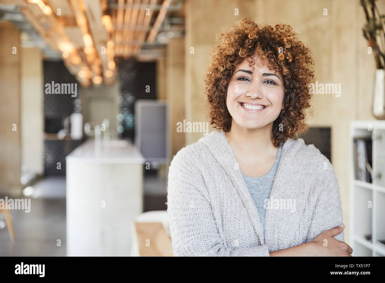 Ritratto di donna sorridente in ufficio moderno Foto Stock