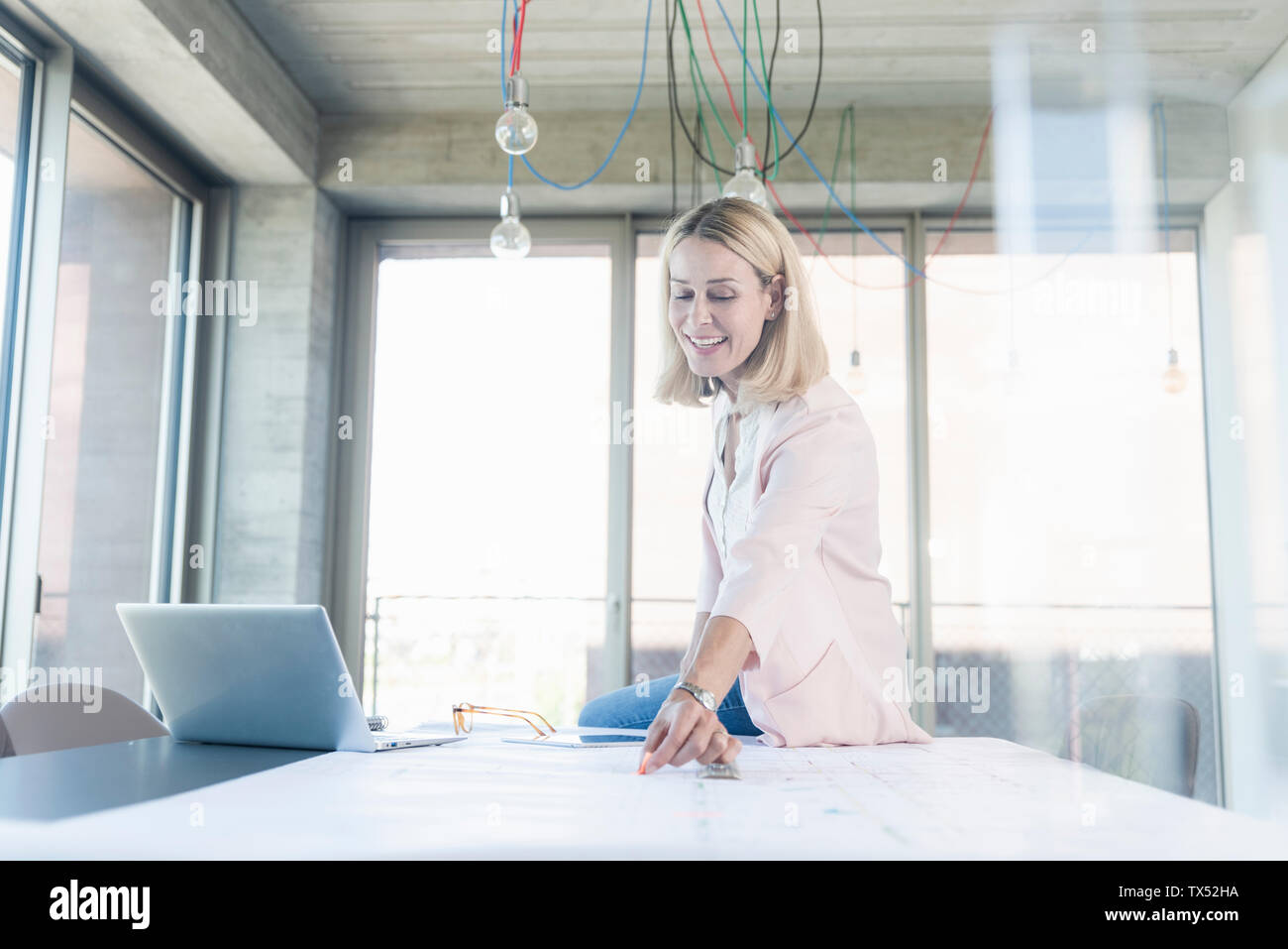 Felice imprenditrice lavorando nella sala conferenza in Office Foto Stock