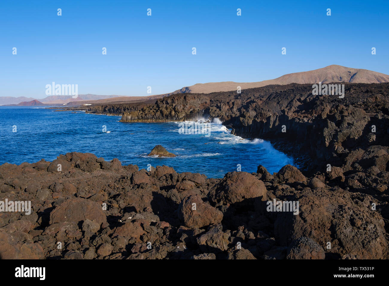 Spagna Isole Canarie Lanzarote, Tinajo, Los vulcani parco naturale, vista sulla costa rocciosa Foto Stock