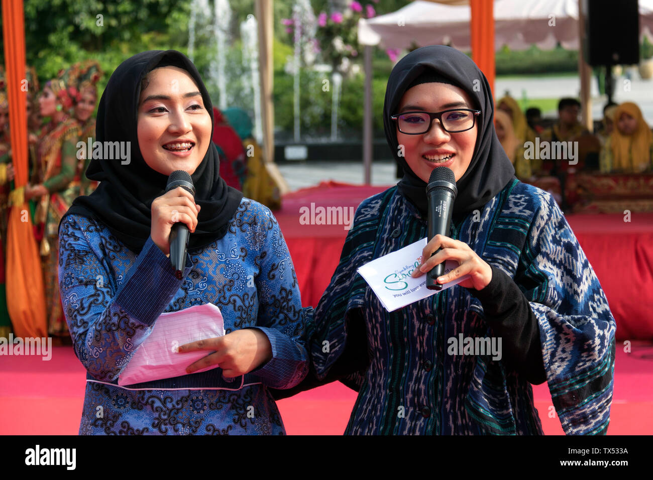 Due presentatori indonesiano a spettacoli di danza locale presentazione presso il Municipio Surabaya, Indonesia Foto Stock