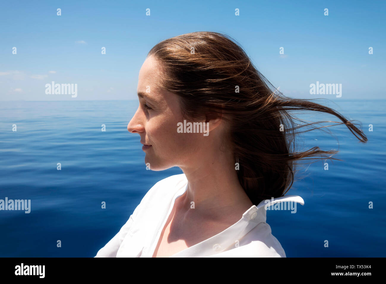 Seychelles, Oceano Indiano, Profilo di donna su traghetto Foto Stock