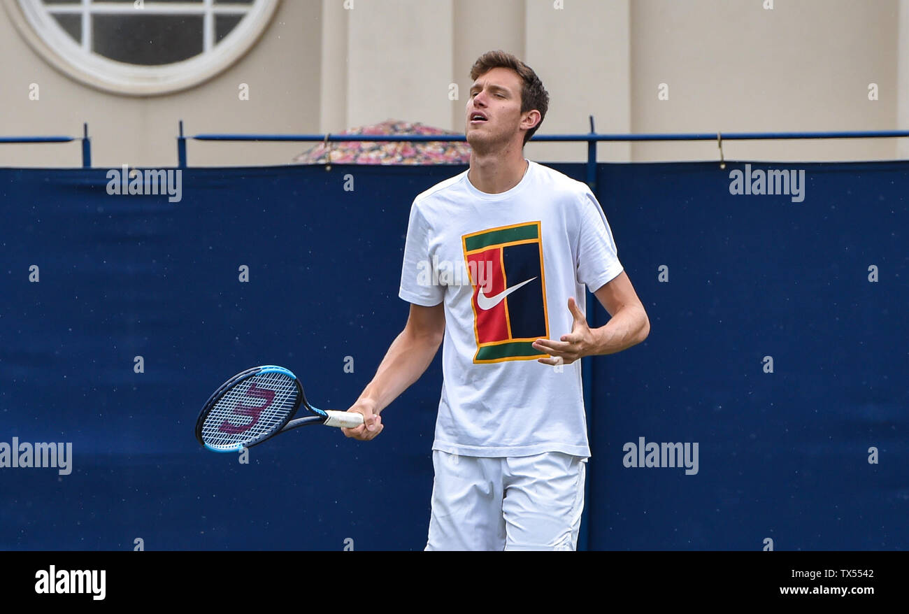 Eastbourne Regno Unito 24 Giugno 2019 - Cameron Norrie di Gran Bretagna pratiche su una corte esterna alla natura Valle torneo internazionale di tennis presso Devonshire Park in Eastbourne . Credito : Simon Dack / TPI / Alamy Live News Foto Stock