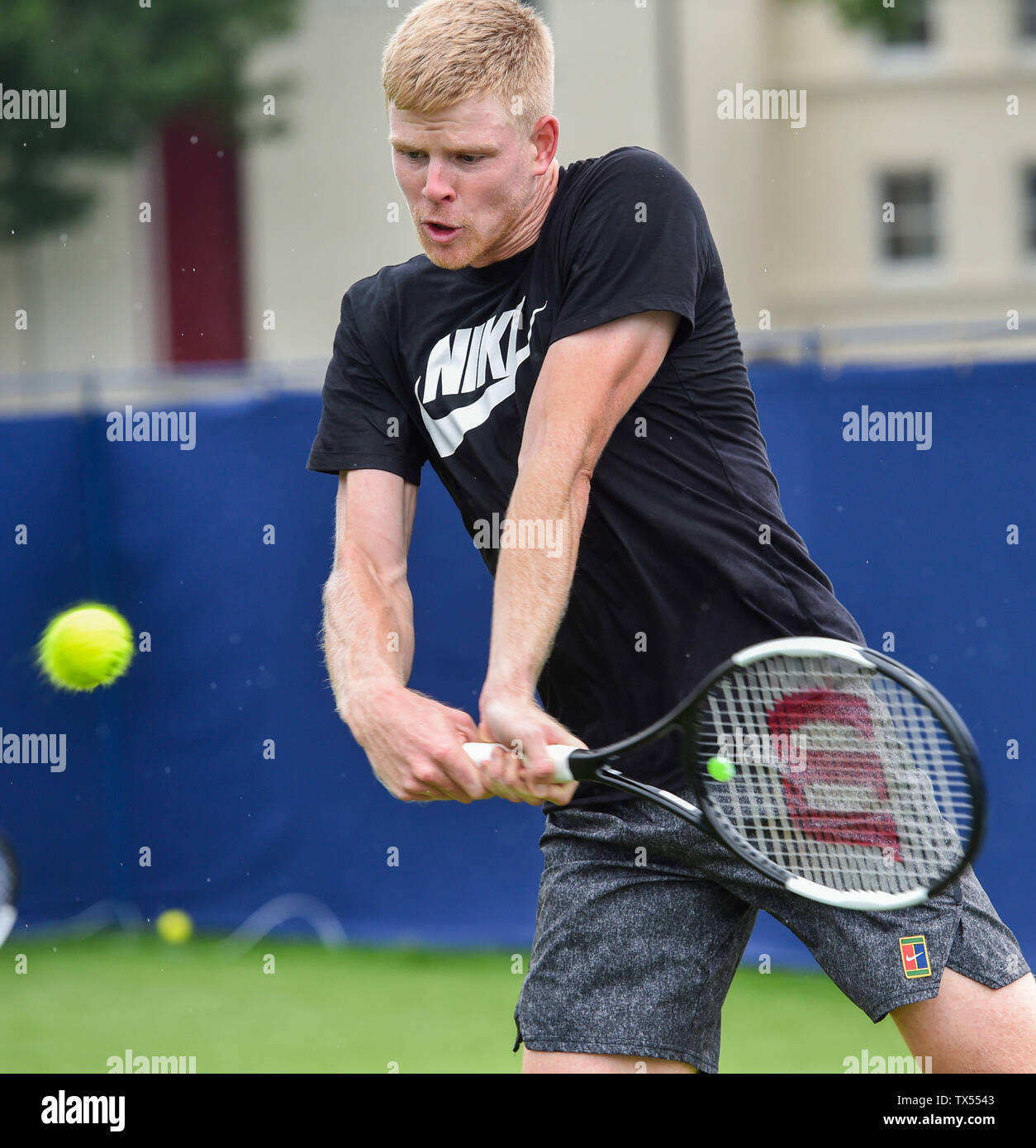Eastbourne Regno Unito 24 Giugno 2019 - Kyle Edmund di Gran Bretagna pratiche su una corte esterna alla natura Valle torneo internazionale di tennis presso Devonshire Park in Eastbourne . Credito : Simon Dack / TPI / Alamy Live News Foto Stock
