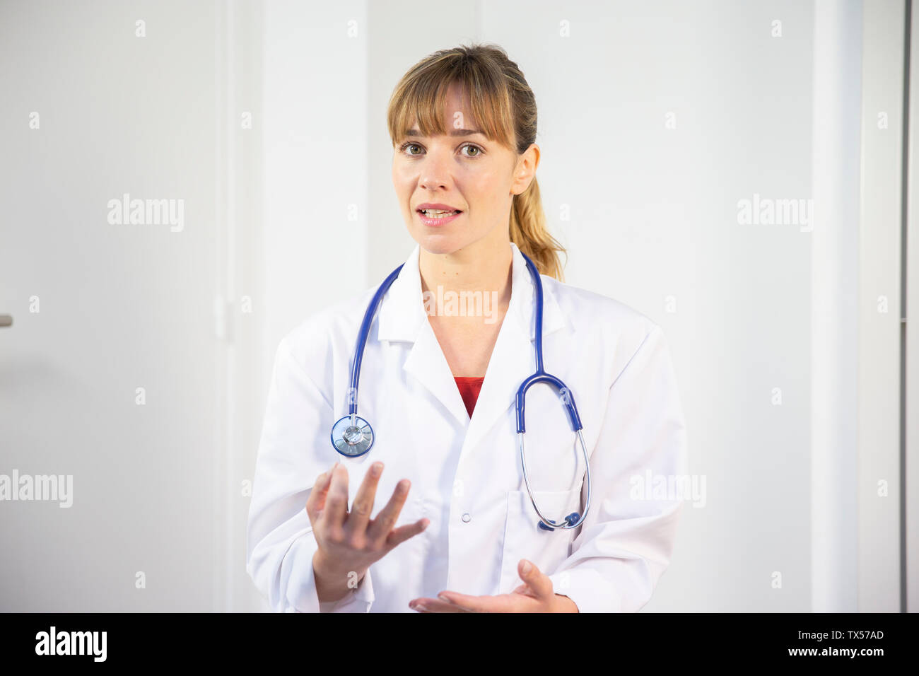 Un medico di sesso femminile nel suo mantello bianco Foto Stock