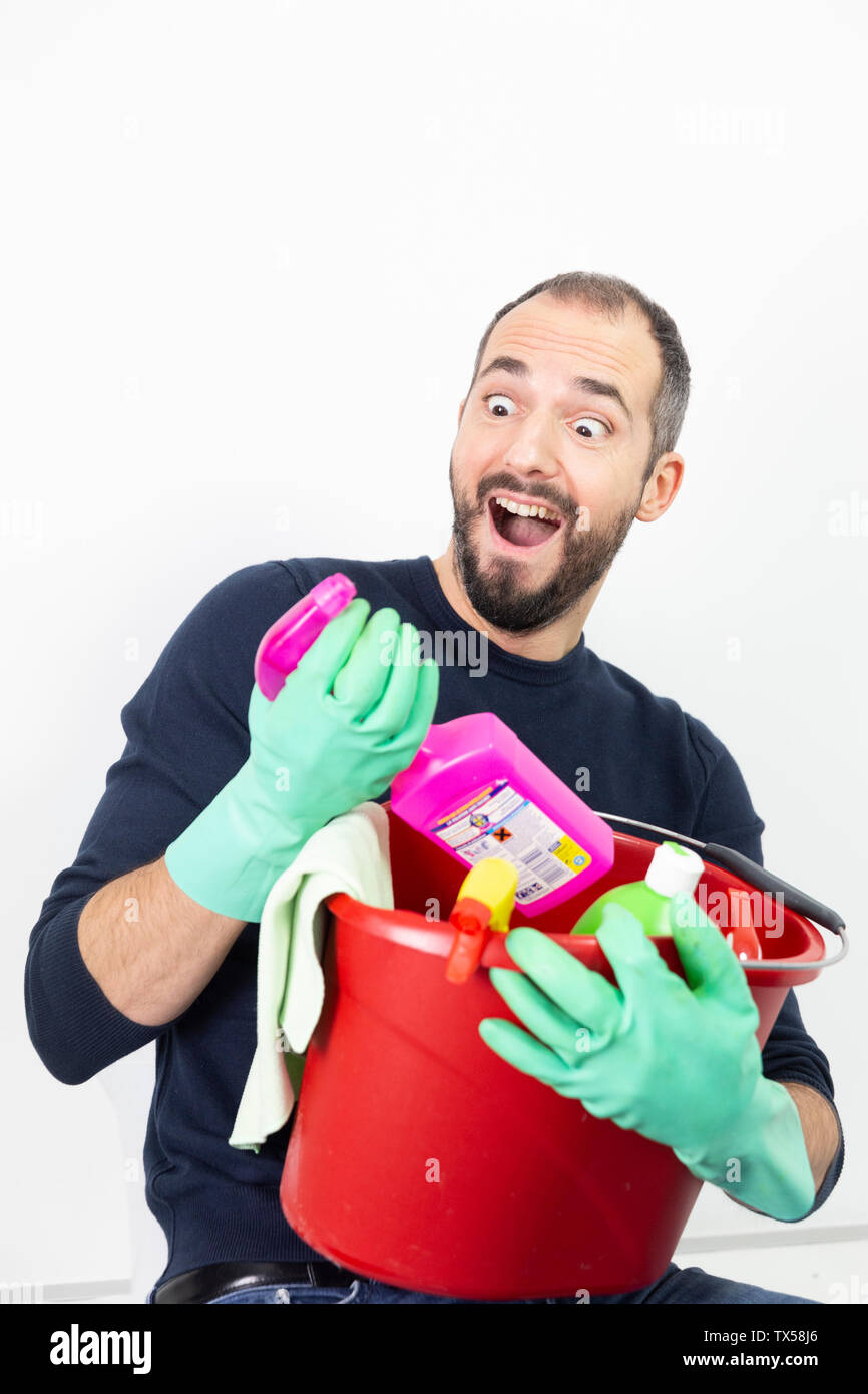 Un uomo con i prodotti per la pulizia. Foto Stock