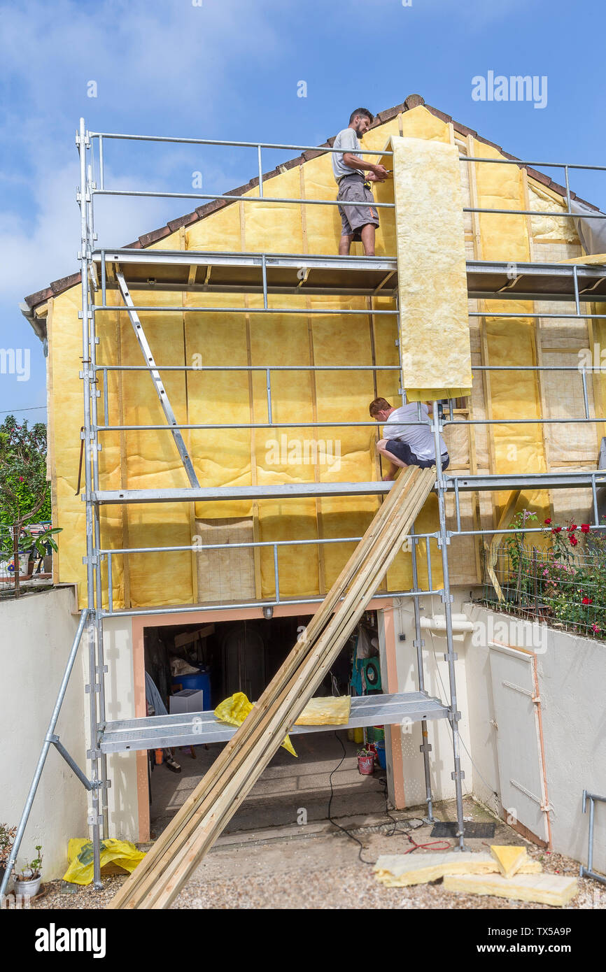Casa isolamento. ponteggio,lana minerale, rivestimento di edifici, la conservazione delle risorse, Foto Stock