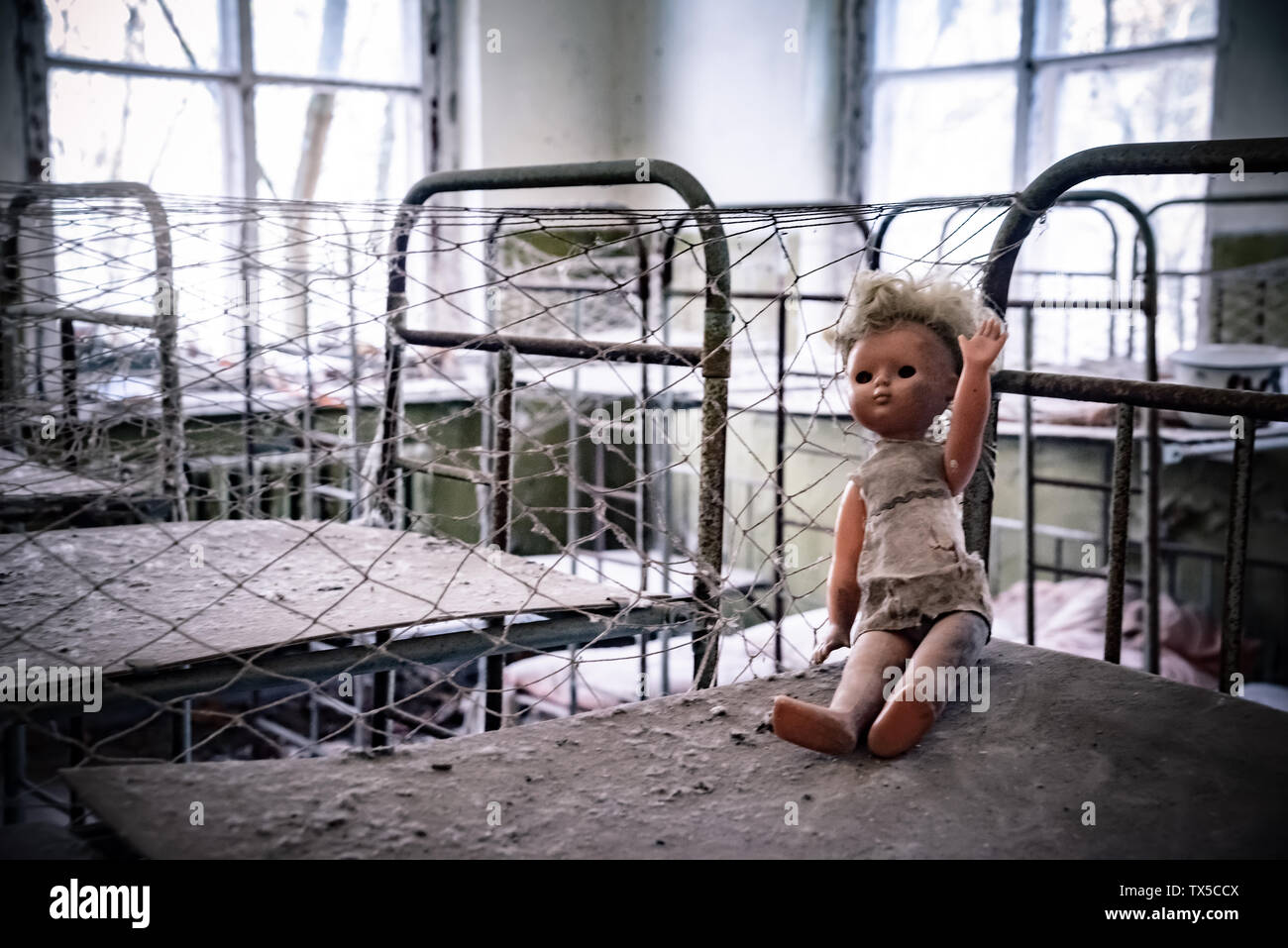 Broken Doll in Kopachi kindergarten, Chernobyl zona di alienazione Ucraina Foto Stock