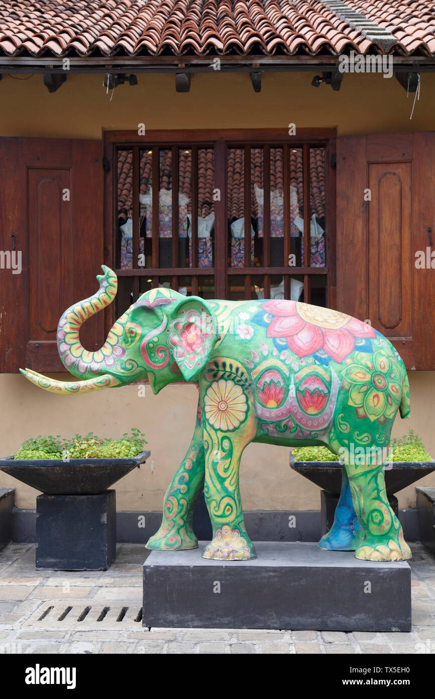 Statua di elefante in stile olandese antico ospedale Shopping, Fort, Colombo, Sri Lanka Foto Stock