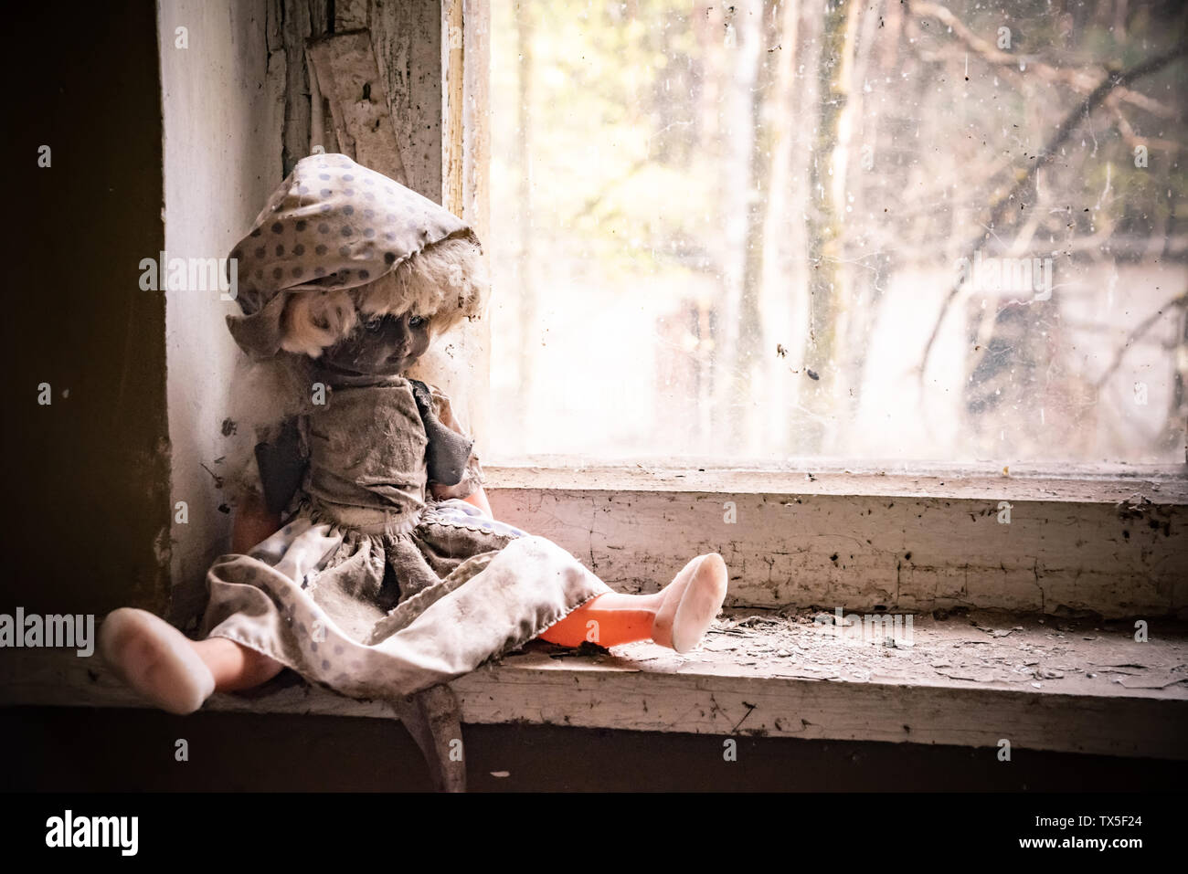 Broken Doll in Kopachi kindergarten, Chernobyl zona di alienazione Ucraina Foto Stock