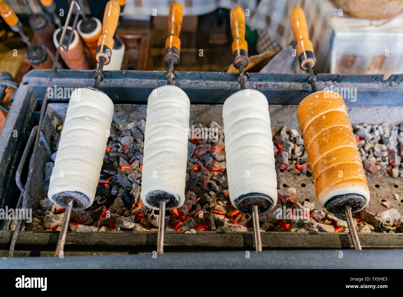 I venditori ambulanti vendono di diverso tipo di pane grigliato a Budapest, Ungheria Foto Stock