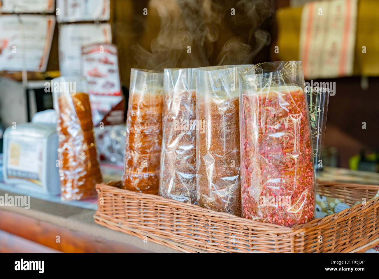I venditori ambulanti vendono di diverso tipo di pane grigliato a Budapest, Ungheria Foto Stock