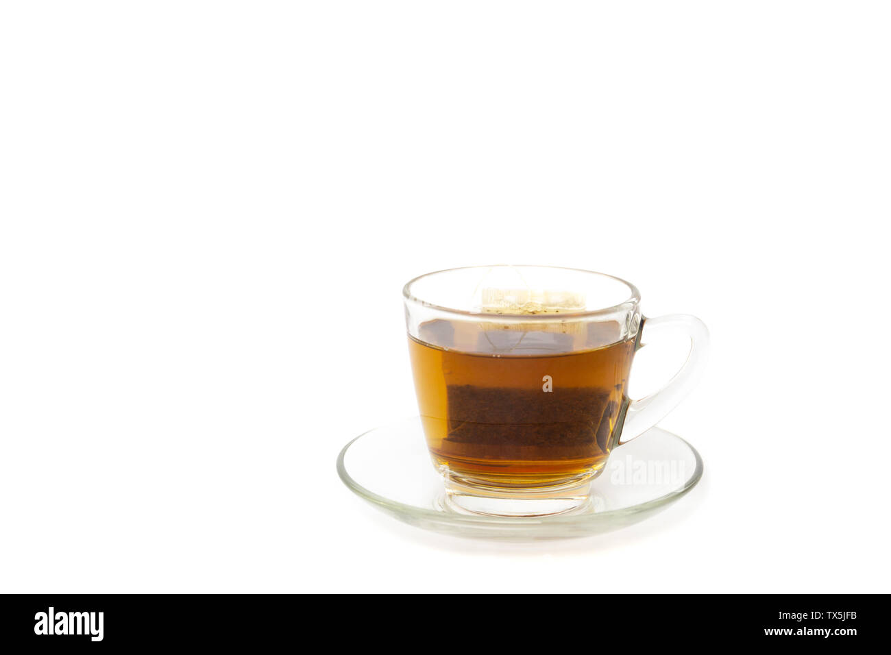 Sacchetto da tè in un bicchiere di vetro isolato in uno sfondo bianco. Foto Stock