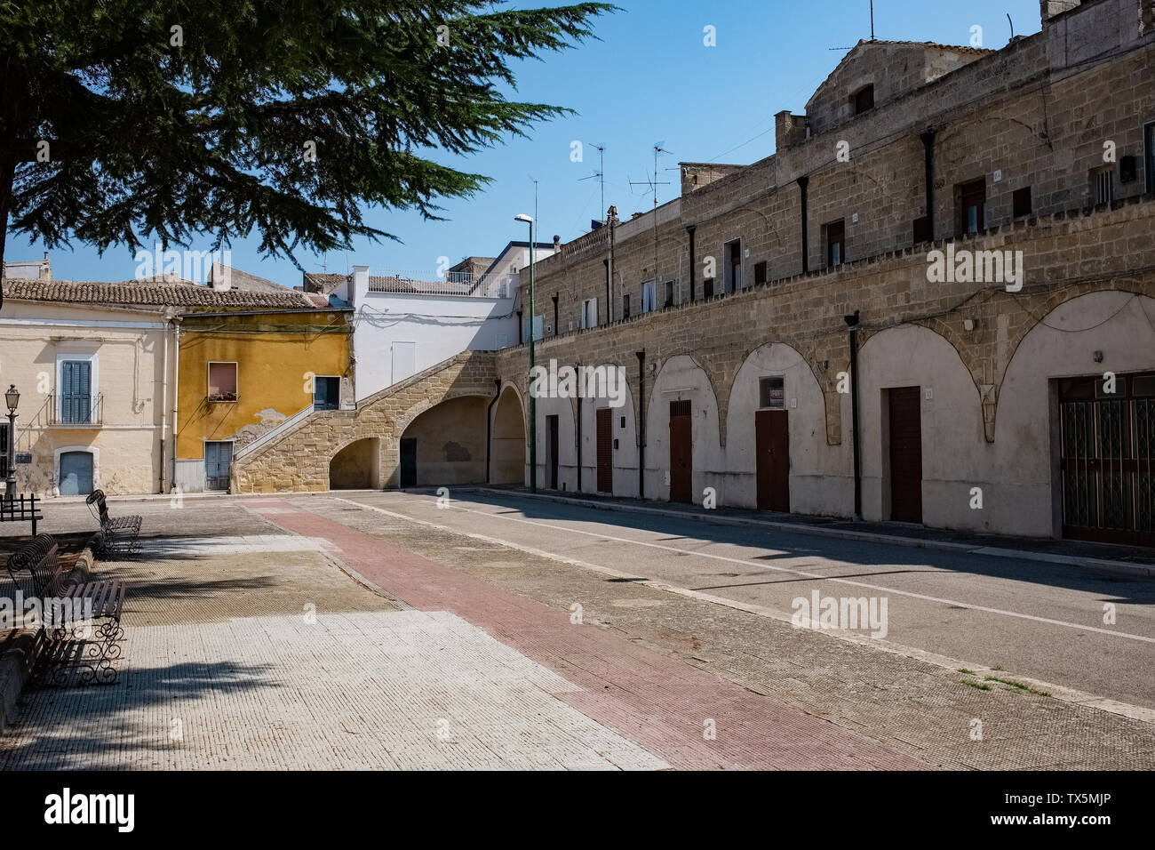 Piazza vuota in un caldo giorno d'estate. Poggiorsini, regione Puglia, Italia Foto Stock