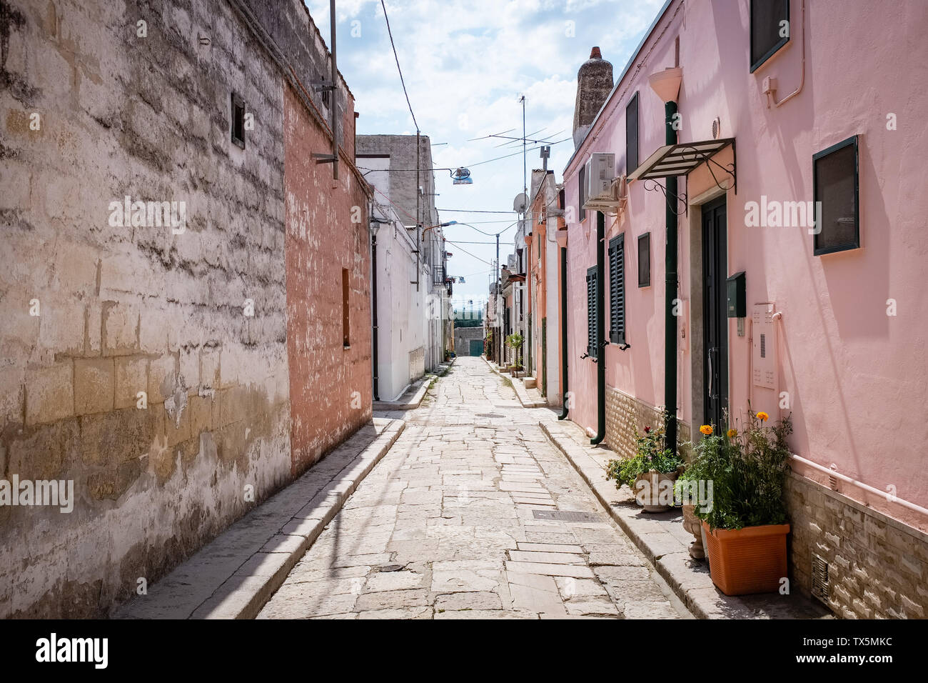 Lastricato in pietra alley con tipiche case. Spinazzola, regione Puglia, Italia Foto Stock