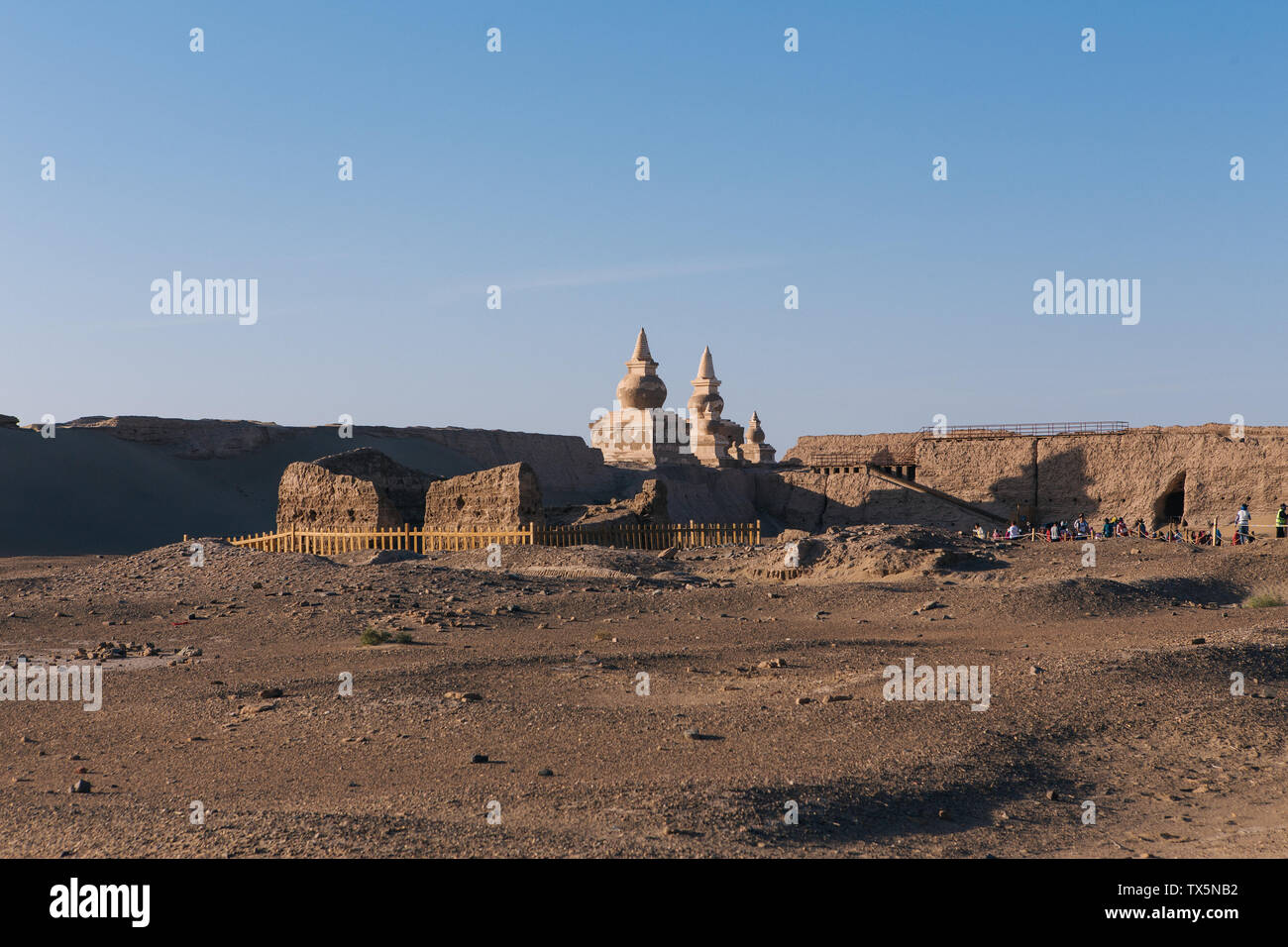 Si trova a circa 22 chilometri a sud est della città Dalaihub, Ejina Banner, Mongolia interna, il sito di Heicheng è il più completo e grandi città antica sito sulla Northern line dell'antica Via della Seta. La città è stata costruita durante il Western Xia regime nel nono secolo A.C. Feng Sheng, un grande generale della Dinastia Ming, fu abbandonato dopo la rottura attraverso la città di nero nel 1372 AD. Finora la città sepolta ancora ricca di preziosi documenti delle dinastie come Xi Xia e Dinastia Yuan. Foto Stock