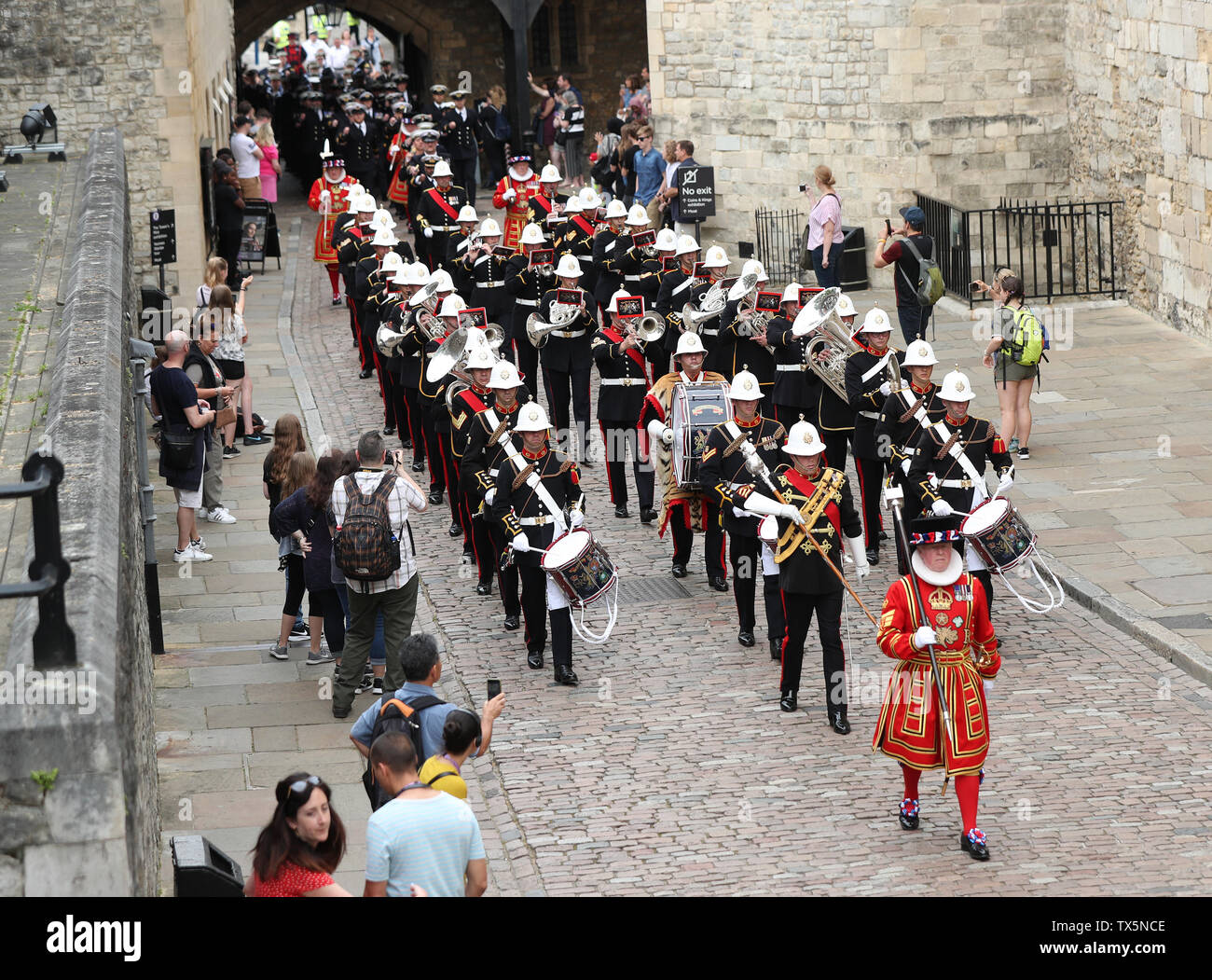 Royal Navy equipaggio da HMS Enterprise prendendo parte alla cerimonia antica del Conestabile di quote, in cui sono presenti una botte di vino al conestabile della torre. Foto Stock