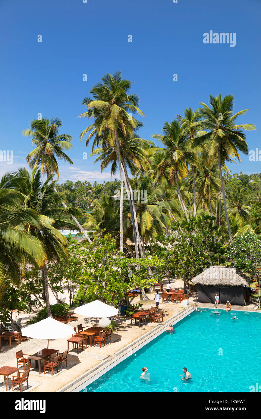 La piscina a Paradise Beach Club Hotel, Mirissa beach, a sud della provincia, Sri Lanka Foto Stock