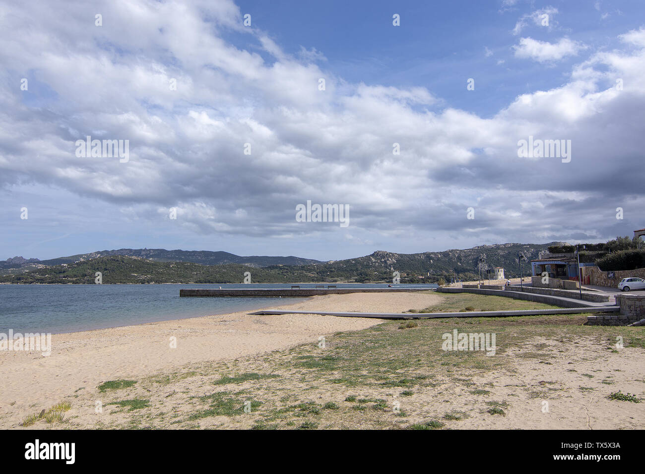 Sardegna, Italia - Marzo 7, 2019: Vuoto sabbiose spiagge naturali su una giornata di primavera il 7 marzo, 2019 Sardegna, Italia. Foto Stock