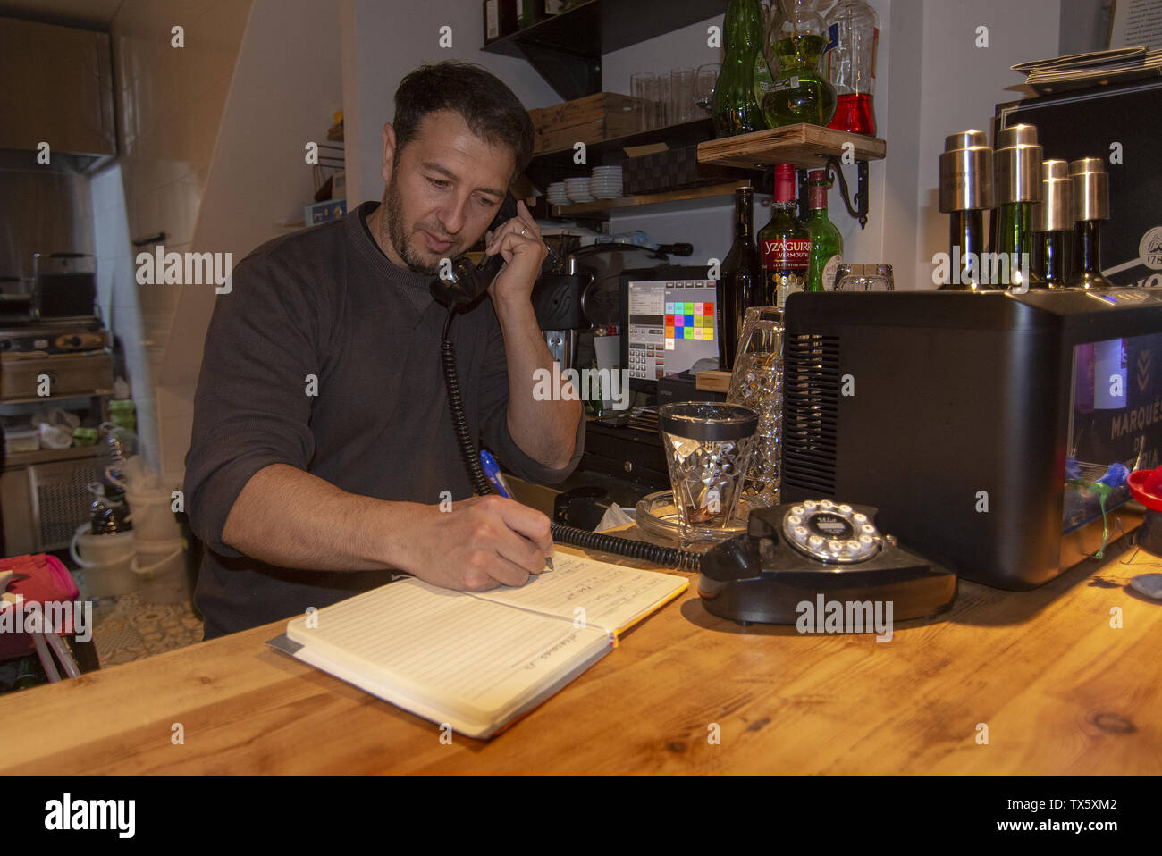 PALMA DE MALLORCA, Spagna - 26 Aprile 2019: Ristorante barman al Bar interno Taxi di notte il 26 aprile 2019 in Palma de Mallorca, Spagna. Foto Stock