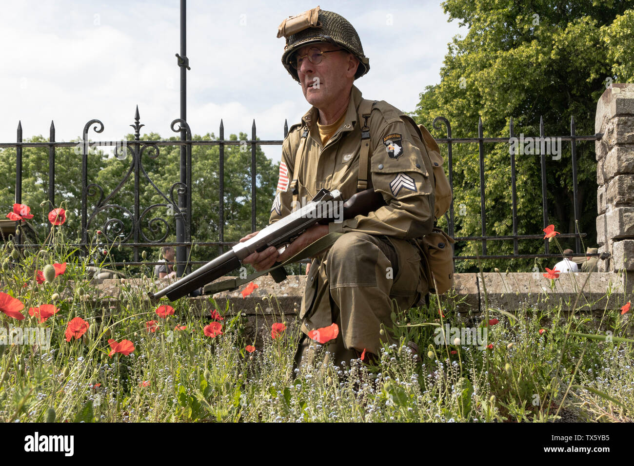 Noi Airborne Soldier (Re-Enactor) Circondato da papaveri, Barnard Castle, 1940's Weekend, 2019, Teesdale, County Durham, Regno Unito. Foto Stock