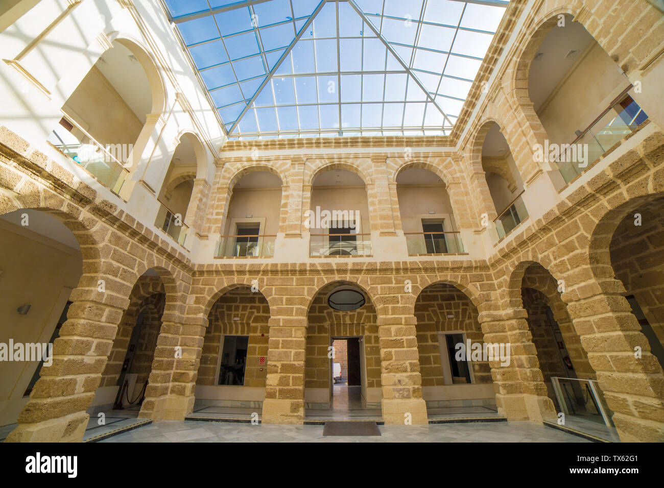Cadice, Spagna - Maggio 31th, 2019: Casa de Iberoamerica edificio, ex prigione reale di Cadice, Andalusia, Spagna. Cortile Centrale Foto Stock