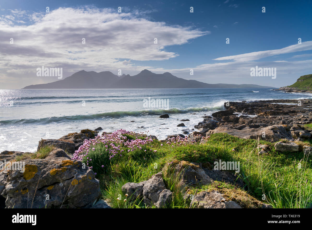 Baia di Laig Cleadale, e la lontana isola di rum da l'isola di Eigg, piccole isole, Scozia. Foto Stock