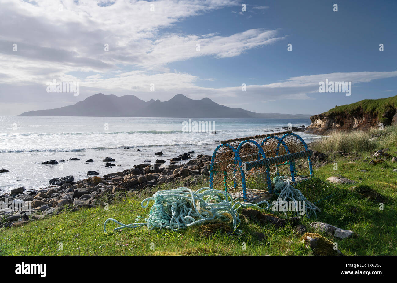 Un lobster pot in riva alla baia di Laig, Isola di Eigg, piccole isole, Scozia. Foto Stock